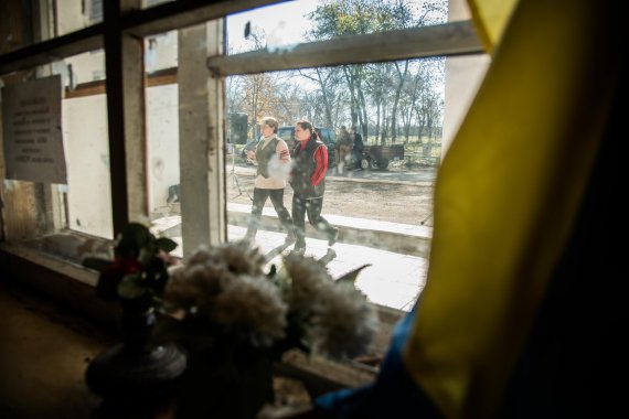 Волонтеры привезли гуманитарную помощь жителям Золотого-4 на Луганщине