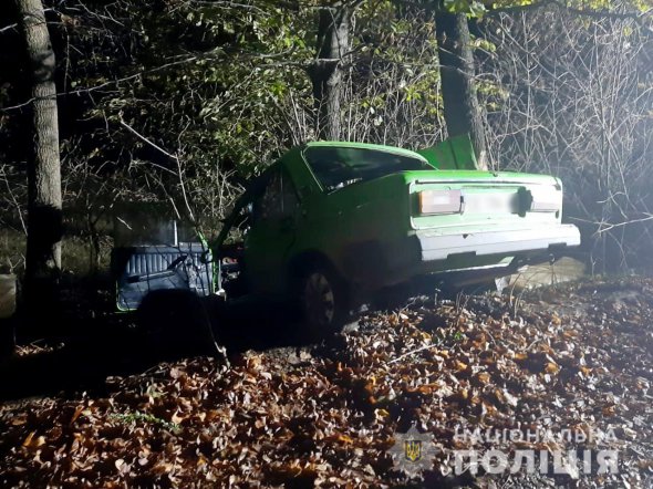 В селе Хлевище Черновицкой области 18-летний водитель «ВАЗ» врезался в дерево. Погибла 22-летняя пассажирка. Еще 3 человек получили травмы