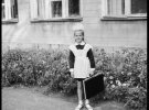 Большинство фотографий были сняты 35 мм камерами. Некоторые фото, например вот эта школьница, держащая модный "дипломат", были сняты на 6 см камеры среднего формата. Это было редкостью в советский период.