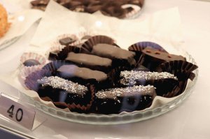 Вінничанка Ангеліна Федорук виготовляє три види шоколаду та п’ять батончиків без цукру і барвників. Також продає цукерки. Одна коштує 10 гривень