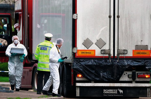 Експерти працюють у вантажівці, де замерзли  39 людей, графство Ессекс, Велика Британія. У В’єтнамі заарештували вісьмох причетних до трагедії. У Британії – водія автомобіля