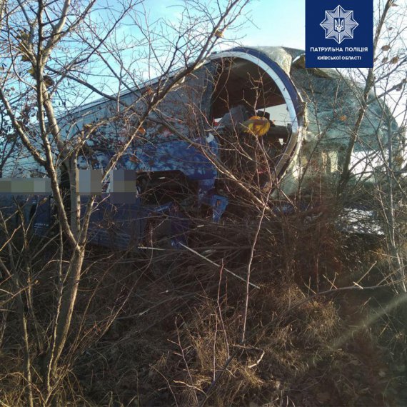 На   автодорозі  Київ Харків   автобус  Temza із 32 пасажирами  протаранив  вантажівку Mercedes