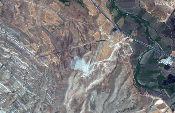 Це супутникове зображення було зроблено 31 липня 2019 року супутником WorldView-2. Червоні стрілки показують вцілілий ділянку стіни Гаври