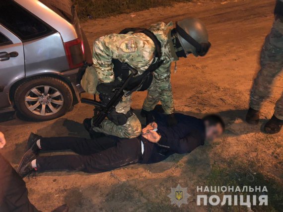 В Морозовке Барышевского района Киевской области бандиты напали на женщину во дворе и ограбили. Трех нападающих задержали