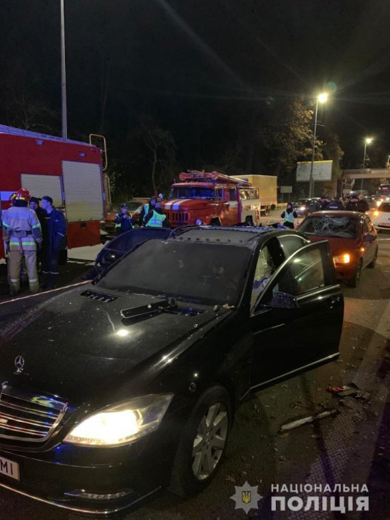 В Киеве на Брест-Литовском шоссе в Святошинском районе взорвался Мерседес-Benz S600. Есть погибший и раненые