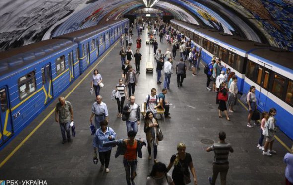 Надійшов анонімний дзвінок про мінування станцій метро.