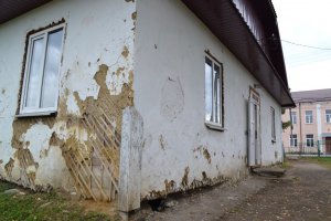 Учні молодших класів вчаться в аварійному корпусі школи в селі Небилів Рожнятівського району на Івано-Франківщині. Зі стін будівлі відпадає штукатурка. На ремонт у району немає грошей