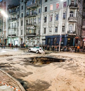 5 листопада в центрі Києва прорвало теплотрасу. Потрібно поміняти близько 40 метрів труби діаметром 700 міліметрів