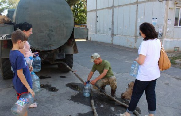 Воду для місцевих жителів та військових возять машинами