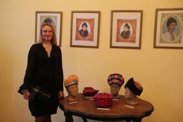 В Полтаве открылась авторская выставка Валентины Ануаровой-Лисоколенко, которая представляющий точные копии старинной украинской одежды