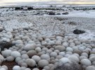На пляже обнаружили ледяные шары