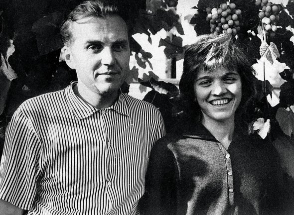 Ольга Сухомлинська стоїть поряд із батьком Василем Олександровичем, 1965 рік