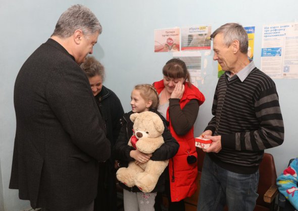 Петр Порошенко вместе с командой "Европейской Солидарности" подарил семье Повных новый дом