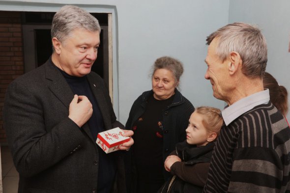 Петр Порошенко вместе с командой "Европейской Солидарности" подарил семье Повных новый дом