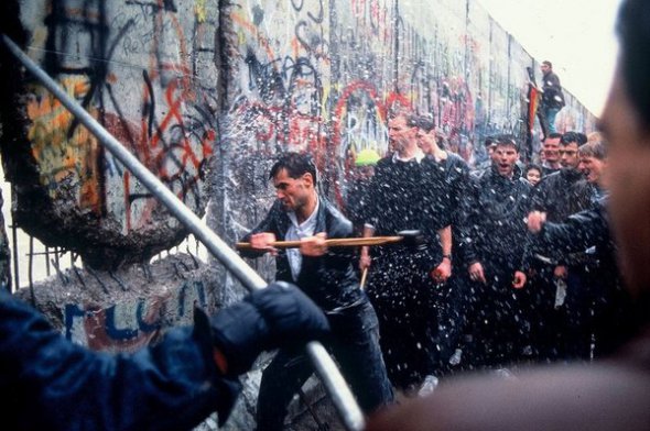 Разрушение Берлинской стены в Германии в 1989 г.