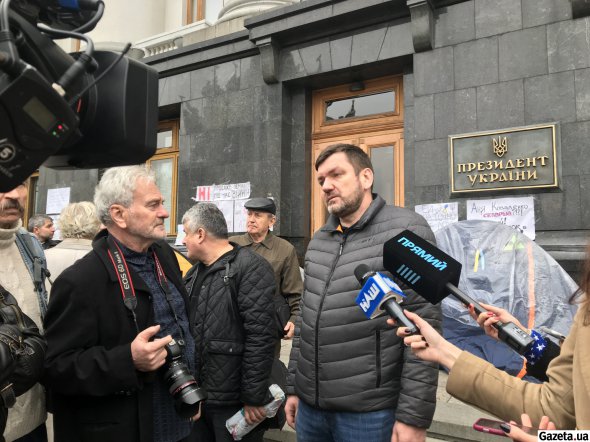 Екс-керівник управління спецрозслідувань ГПУ Сергій Горбатюк спілкується з журналістами. З Генпрокуратури його звільнили 23 жовтня