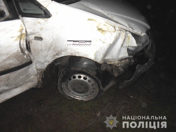 На Ровенщине нашли травмированного 35-летнего мужчины. Он выпал из автомобиля Volkswagen Caddy 40-летнего товарища и впоследствии скончался в больнице