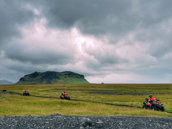 В Исландии примерно 350 000 населения.