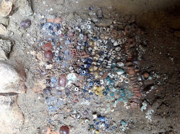 У похованні жінки з племені аланів знайшли безліч скляних римських прикрас 