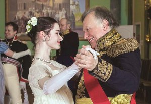 Викладач Олег Соколов танцює зі студенткою Анастасією Єщенко на балу взимку. Дівчина жила з ним. Колеги розповідають, любив удома ходити в костюмах часів Наполеона. Просив, щоб до нього зверталися ”сір”