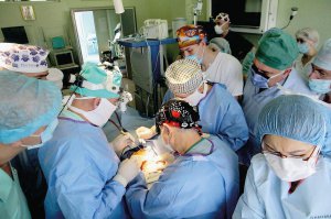 Команда українських  і канадських хірургів виконує операцію з реконструкції обличчя у Львові