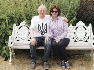 Гаррі Річардсон сидить із дружиною Аліною в Софіївському парку в Умані на Черкащині. Тут жінка працює екскурсоводом