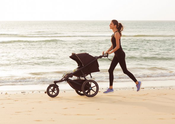 В основном, все мамочки продолжают вести активную жизнь: ходить на работу и вечеринки и заниматься спортом.