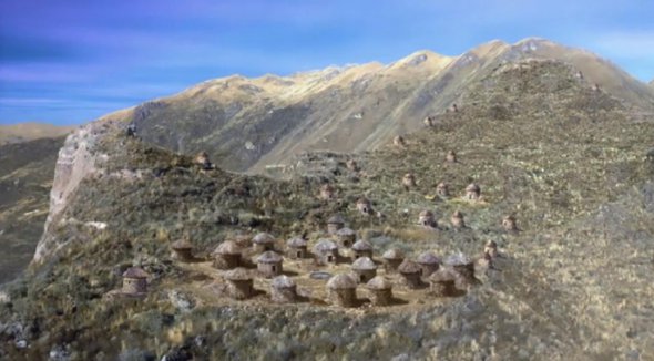 Цивілізація, що передувала інкам, будувала круглі кам'яні споруди. Згодом інки підсилили схили терасами 