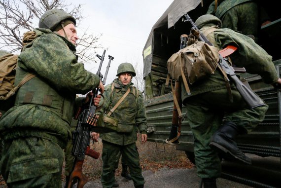 Темний піксель - російська військова форма. Тобто на фото російські-терористичні війська, які теж, начебто, залишають свої позиції
