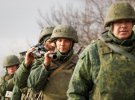 Темный пиксель - российская военная форма. То есть на фото российско-террористические войска, которые вроде бы оставляют свои позиции