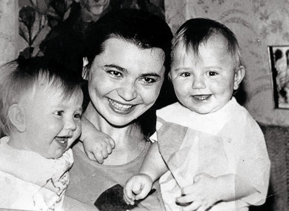 Світлана Князєва тримає на руках своїх синів-близнюків Богдана й Олексія. Коли їм було по 3 роки, в їхнього батька режисера Леоніда Осики стався інсульт. Він сім років був прикутий до ліжка, помер 2001-го