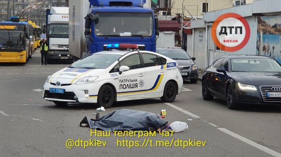 В Киеве грузовик на переходе насмерть сбил женщину