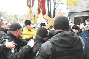 Віряни та священики ­Київського патріархату зібралися 11 листопада біля столичного ­Апеляційного суду. Намагалися прорватися в зал, де йшло засідання. ­Поліція застосувала сльозогінний газ. ­П’ятьох людей затримали