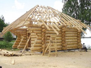 ­Каркас даху ­роблять із дерев’яних брусів. Утеплюють його, бо тепло ­тікатиме.Накривають шифером чи метало­черепицею