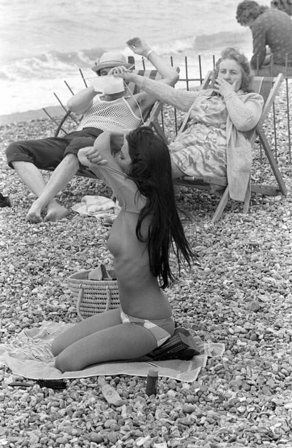 Жінка закриває очі чоловіка в'язанням, побачивши дівчину, яка роздягається, 1974