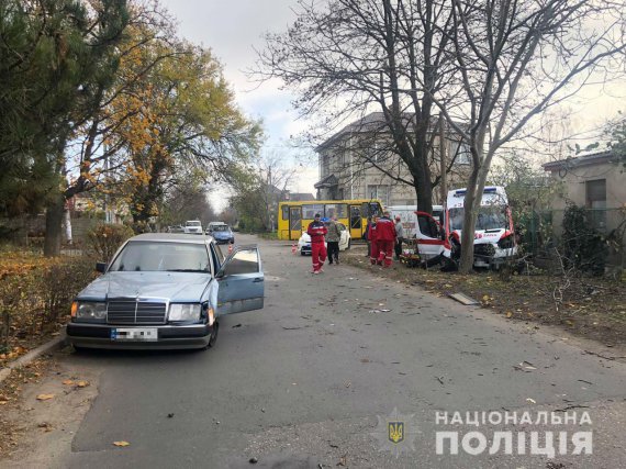 Водій Mercedes спровокував аварію із "швидкою".