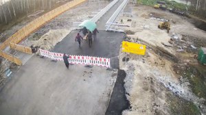 П'ятеро чоловіків забрали лавку з накриттям із української сторони мосту через ріку Сіверський Донець у Станиці Луганській. Перенесли її на сторону ЛНР