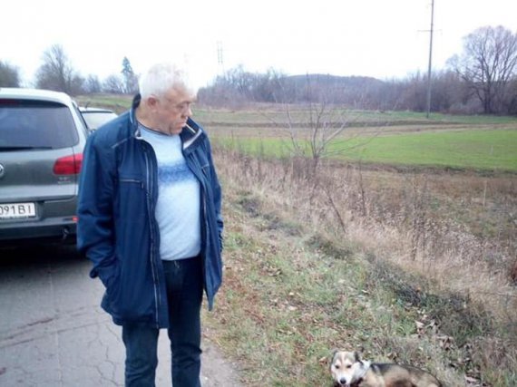 Бывший заместитель мэра, директор Государственного архива Хмельницкой области Владимир Байдич привязал собаку к автомобилю и протянул 1,5 километра по  дороге 