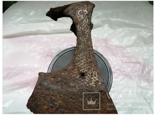 Унікальну давньоруську сокиру із тризубом продали на аукціоні за $ 10 тис. 