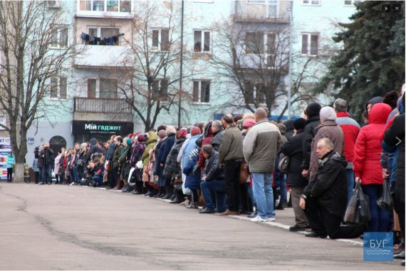 Прощатися з загиблим прийшли сотні містян. Перед труною ставали на коліна