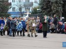 Прощатися з загиблим прийшли сотні містян. Перед труною ставали на коліна