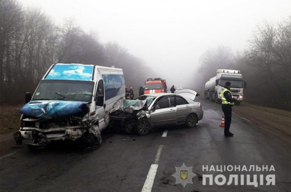 На Хмельниччині у смертельному зіткненні зійшлися маршрутка і легковик. Двоє людей загинули, кількість травмованих - уточнюється