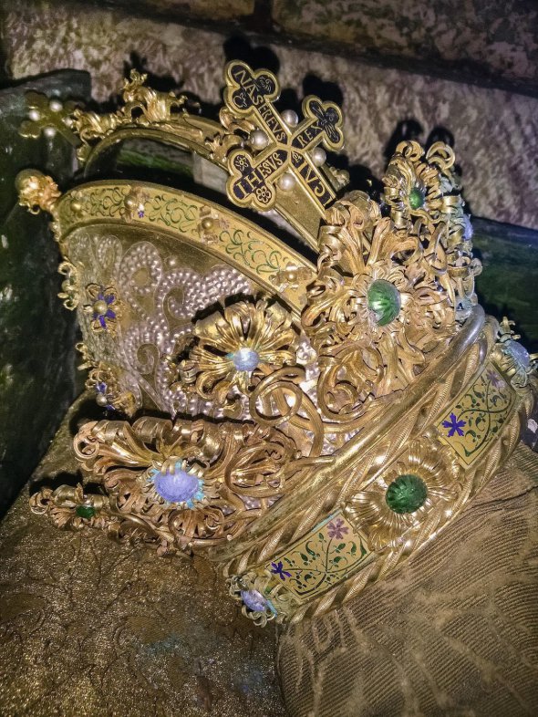 Внутри гробницы Фридриха III нашли императорскую корону