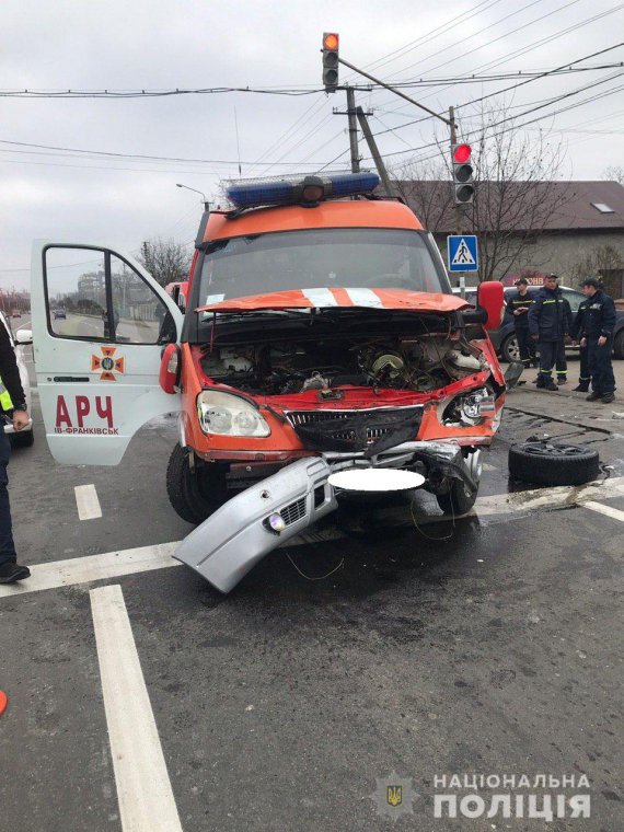Поблизу Івано-Франківська  зіткнулися автомобіль рятувальників    марки ГАЗ-2705 та Land Rover. Четверо потерпілих