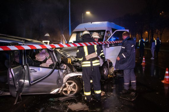 В Киеве в лоб столкнулись Mercedes Sprinter и Toyota RAV4. Погибли двое мужчин, еще 8 человек пострадали