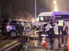 В Киеве в лоб столкнулись Mercedes Sprinter и Toyota RAV4. Погибли двое мужчин, еще 8 человек пострадали