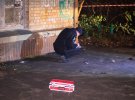 В Киеве на Подоле нашли труп мужчины с пробитой головой и веником на шее