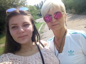Елизавета Некрасова с мамой возле поликлиники
