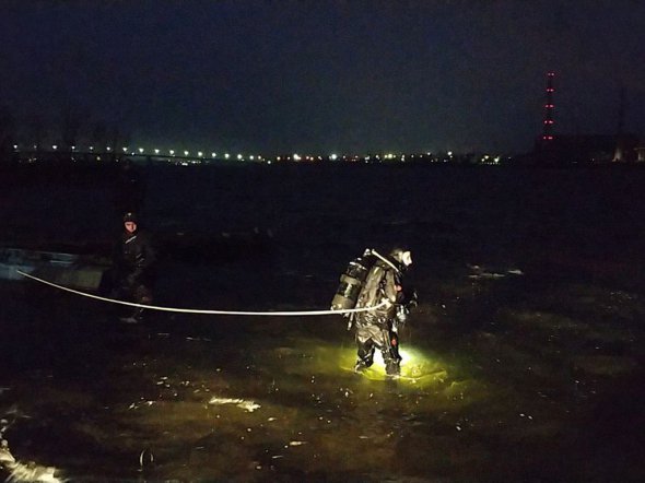 В Днепре рыбалка случайно утопил в реке свой микроавтобус Mercedes Vito