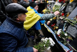 Люди кладуть квіти до меморіалу Небесної сотні. 21 листопада, Київ